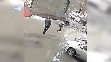 Глыба льда рухнула на голову женщине в России