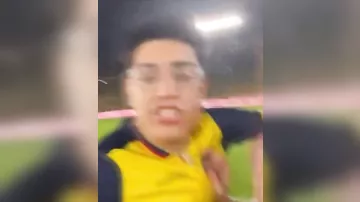 Прорвавшийся на поле эквадорский болельщик схватил Месси за шею