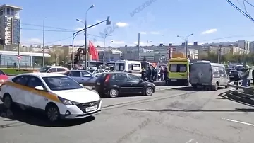 Автомобиль скорой помощи опрокинулся после ДТП в Москве
