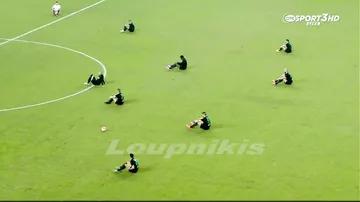 В Греции футболисты две минуты сидели на поле и не начинали матч из-за беженцев