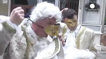 На карнавале в Венеции придется снять маску