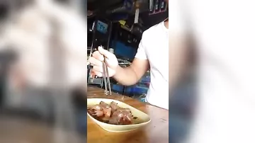Китаец лопает живых мышат под соусом чили