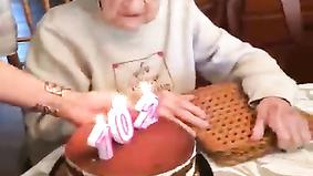 Бабушка на свое 102-летие затушила свечи на торте вставной челюстью