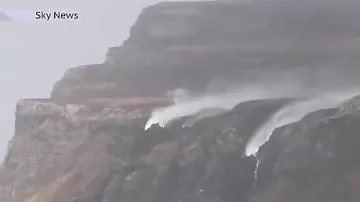 Шторм развернул водопад в обратном направлении