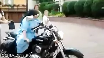 Монашка на мотоцикле