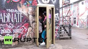 Телефонную будку превратили в самую маленькую дискотеку в мире