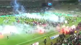 Фанаты «Сент-Этьена» закидали футболистов файерами после вылета клуба из высшей лиги