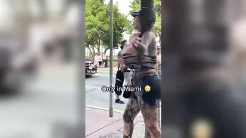 Küçədə gördükləri iri sinəli qadını VİDEOya çəkib paylaşdılar