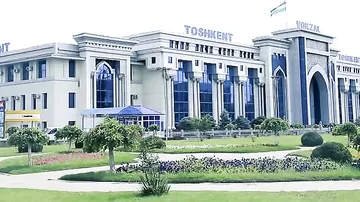 На железнодорожном вокзале "Ташкент-Центральный" состоялась торжественная церемония встречи первого за последние 30 лет пассажирского поезда "Душанбе — Ташкент"