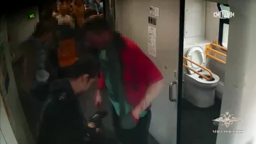 Группа пьяных мужчин избила двух пассажиров в подмосковной электричке