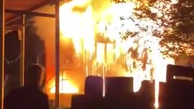 В Екатеринбурге из-за непотушенной сигареты сгорел частный дом с запертой внутри женщиной