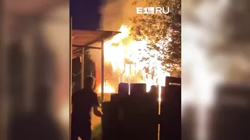 В Екатеринбурге из-за непотушенной сигареты сгорел частный дом с запертой внутри женщиной