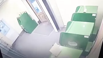 Bankomatda unudulan külli miqdarda pulun oğurlanması VİDEOya düşüb