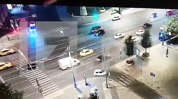 Машина врезалась в авто на обочине и отлетела в столб в центре Москвы