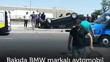 Bayraq meydanının qarşısında BMW aşıb