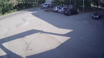 Bir təkərdə hərəkət edərək yük maşınına çırpılan motosikletçi VİDEOya düşüb