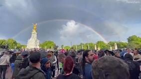 Британцы заметили похожее на королеву облако и радугу над Букингемским дворцом