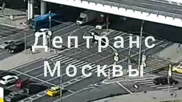 В Москве опрокинувшийся грузовик засыпал перекресток песком