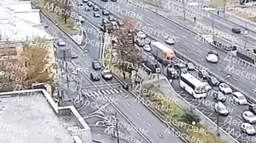 В Москве автомобиль сбил человека на самокате и попал на видео