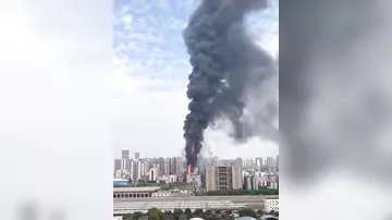В Китае горит небоскреб крупнейшего оператора телефонной связи