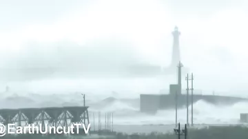 На фоне гигантских волн маяк на тайваньском побережье выглядит как игрушечный