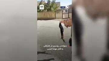 İranda qadınlar baş örtüklərini yandırırlar