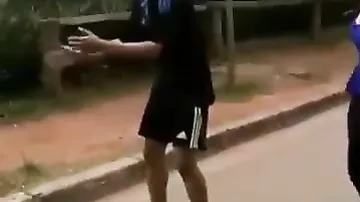 Девушка на каблуках играет в футбол