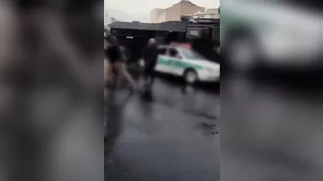 Tehranda qəzəbli etirazçılar polis maşınını belə aşırdı - ANBAAN