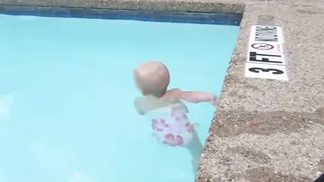 Малыш учится плавать-