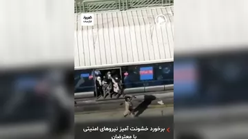 İranlı qadın etirazçını döyən polisə MANE OLDU