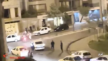 В Тебризе полицейский вытащил водителя из машины и жестоко избил его