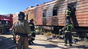 Во Владивостоке загорелся вагон поезда из-за полыхающей рядом фуры