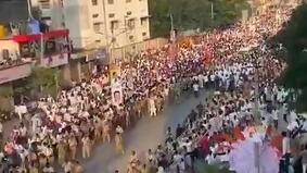 Тысячи людей в Индии вышли на улицы