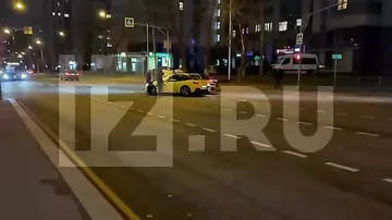 В Москве спорткар Ferrari столкнулся с такси