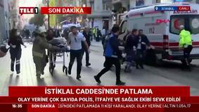 Медики эвакуируют раненых с места взрыва в центре Стамбула