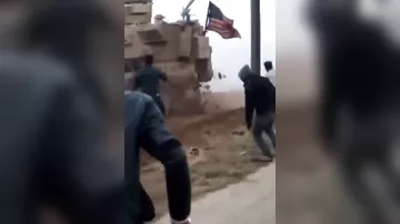Сирийцы забросали камнями американский конвой