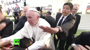 Толпа верующих в Мексике спровоцировала конфуз с Папой Римским