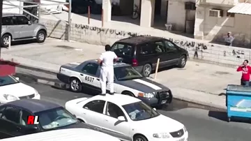 Пьяный кувейтец ударом ноги нокаутирует полицейского