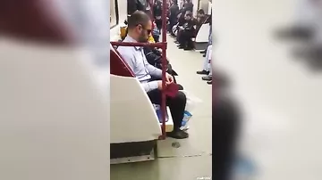 Gözdən əlil kişi metroda papaq toxuyur