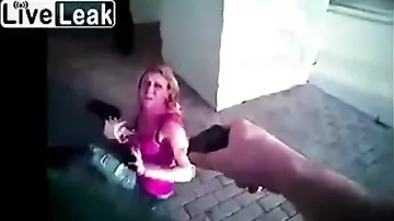Полицейский пробил голову девушке и заставил пить кровь из лужи