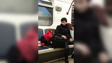 Обезьянка троллит пассажиров в бакинском метро