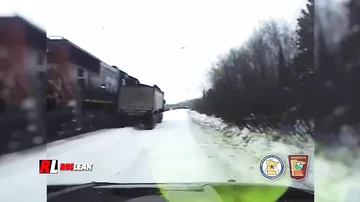 Поезд подцепил грузовик на переезде