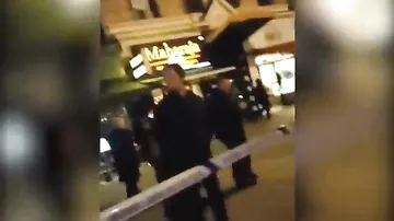 Видео с места захвата заложницы в ресторане Лондона