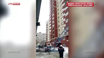 Башенный кран рухнул на жилой дом в Новосибирске