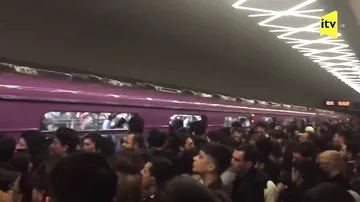 Metroda biabırçı mənzərə - Hamı bu görüntüdən danışır
