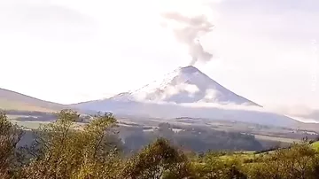 Dünyanın ən böyük vulkanlarından biri oyandı