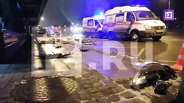 Автомобиль врезался в ограждение в Москве, два человека погибли