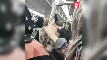 İranda metroda hicab taxmayan qadına hücum etdilər