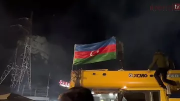 Şuşa-Laçın yolunun üzərində Azərbaycan bayraqları dalğalandırılıb