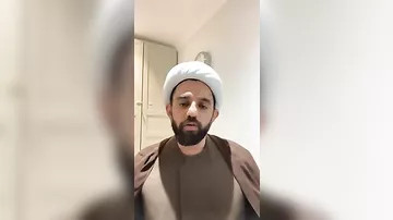 İranın nüfuzlu mollası xalatını və mələfəsini soyundu